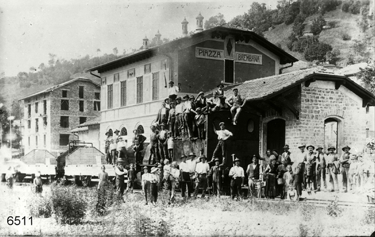 Eugenio Goglio, L'arrivo della prima locomotiva alla stazione di Piazza Brembana (Bergamo), 1920