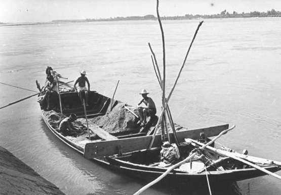 Talamazzini Sandro - Riposo dei renaioli su un barcone durante le operazioni di scarico