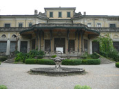 Arcore, Villa Borromeo d'Adda, Particolare del fronte principale della Villa (Fototeca ISAL, fotografia di R. Bresil)