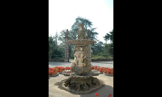 Arcore, Villa Gallarati Scotti detta “La Cazzola”, la fontana antistante la facciata della villa (Fototeca ISAL, fotografia di L. Tosi)