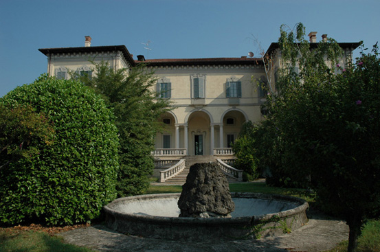 Brugherio, Villa Sormani Andreani, veduta della fontana circolare asciutta con finta roccia antistante la villa (Fototeca ISAL, fotografia di L. Tosi)