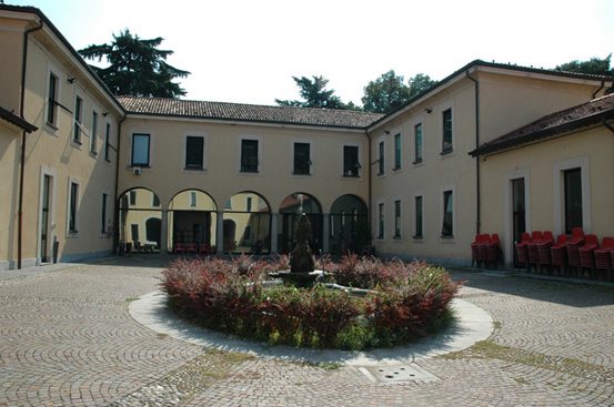 Villasanta, Palazzo Camperio, fontana con la vasca di forma baroccheggiante collocata al centro del cortile (Fototeca ISAL, fotografia di L. Tosi)