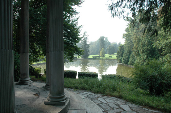 Monza, Villa Archinto Pennati, Veduta del laghetto artificiale progettato da Luigi Canonica nella prima metà dell’Ottocento (Fototeca ISAL, fotografia di L. Tosi)
