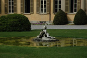 Vimercate, Villa Gallarati Scotti, la piccola fontana, con pesce e puttino, collocata nel cortile prospiciente la facciata meridionale del palazzo (Fototeca ISAL, fotografia di L. Tosi)