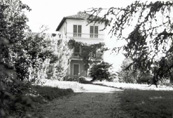 Besana in Brianza, Villa Pirotta Clerici, particolare del complesso architettonico inserito nel contesto arboreo del parco in una fotografia degli anni Novanta