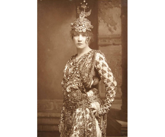 W. & D. Downey, Ritratto femminile - Sarah Bernhardt attrice francese, Londra, 1875-1890, stampa al carbone, cabinet, Civico Archivio Fotografico, Fondo Lamberto Vitali