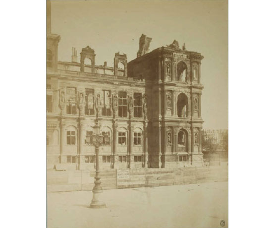 Autore non identificato, Parigi - Hotel de Ville - Rovine dopo gli incendi del 1871, Parigi, 1871, albumina su carta, Civico Archivio Fotografico, Fondo Lamberto Vitali